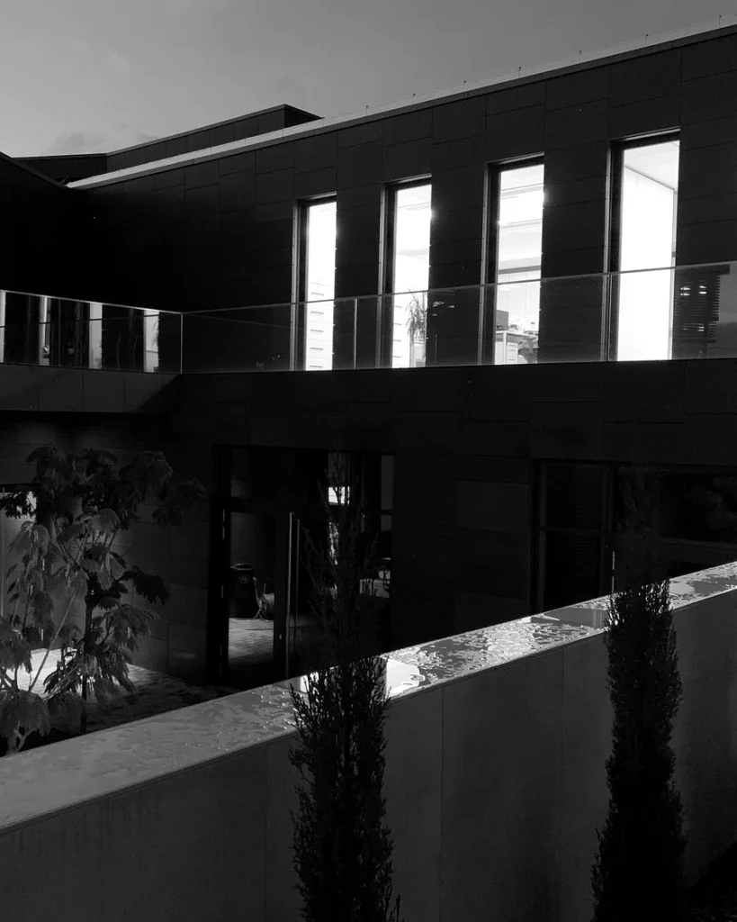 Wohnhaus in der Abenddaemmerung, Schwarz-Weiss-Aufnahme