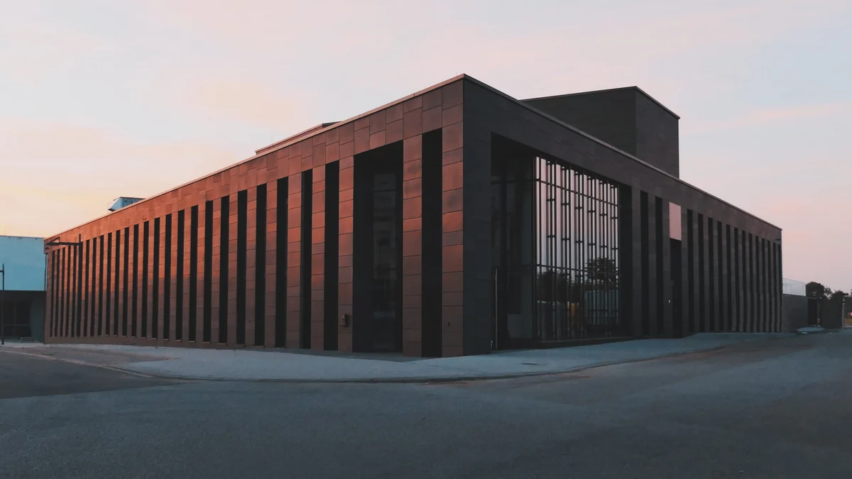 Neubau Hauptverwaltung IMPACT, Ansicht der Fassade in der Abenddaemmerung